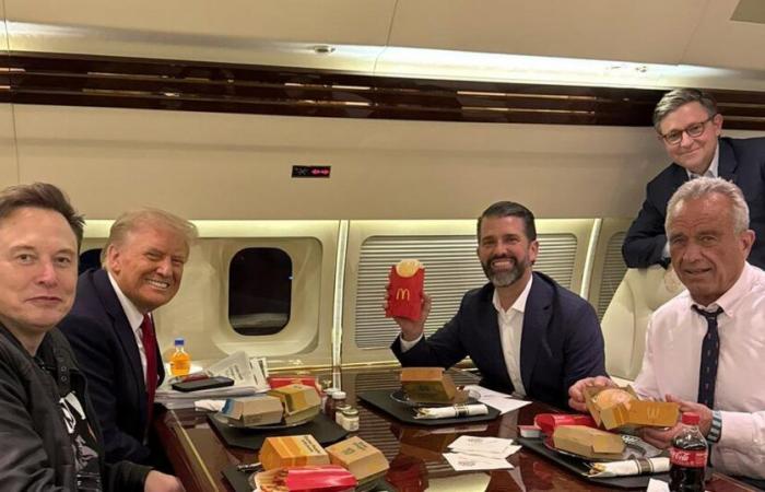 Trump e Kennedy Jr si abbuffano di hamburger e patatine fritte dopo aver promesso di “rendere l’America sana”