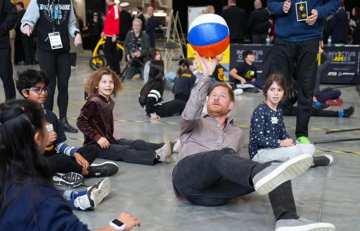 Il principe Harry gioca a sitting volley in Canada con gli studenti delle scuole elementari