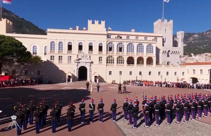 Jacques e Gabriella di Monaco al balcone con Alberto II e Charlene per assistere alla parata militare comprendente la Guardia Repubblicana