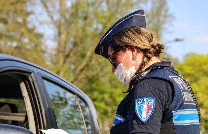 Un individuo armato di coltello tenta di uccidere un agente nei locali della polizia municipale