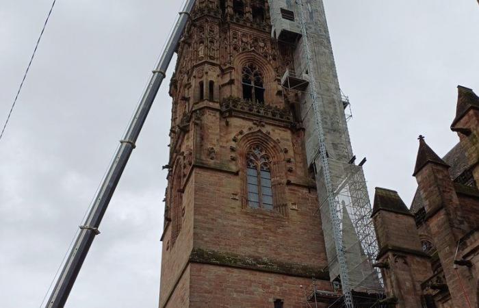 Dopo la vergine, dal campanile della cattedrale di Rodez scendono il campanile e la campana