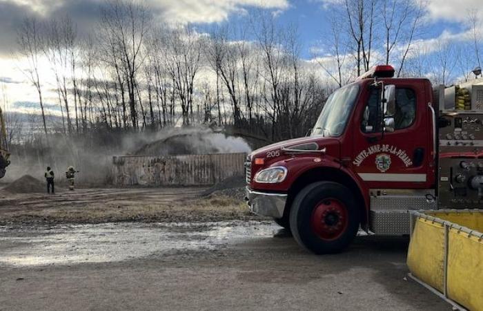 Un camion con cassone ribaltabile che trasporta magnesio prende fuoco a Sainte-Anne-de-la-Pérade