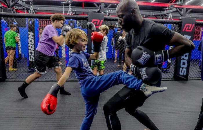 campione del mondo di boxe thailandese, torna nel suo quartiere di Bègles