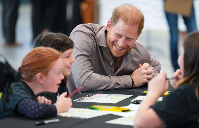 Il principe Harry gioca a sitting volley in Canada con gli studenti delle scuole elementari