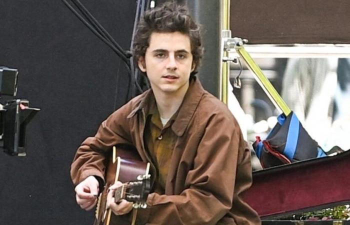 Timothée Chalamet fa rabbrividire la troupe cinematografica cantando Bob Dylan senza riproduzione