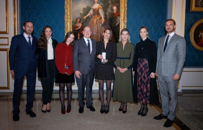 Charlotte Casiraghi decorata dalla madre, la principessa Carolina di Hannover