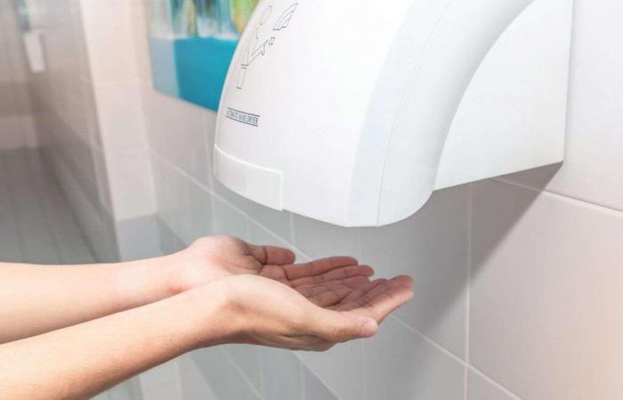 Bagni pubblici: perché evitare gli asciugamani?