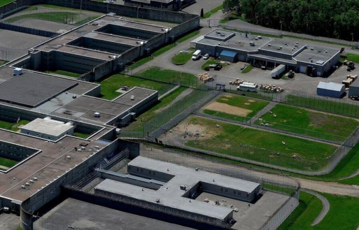 Ricerca di un’arma da fuoco: reclusione nel centro di detenzione del Quebec