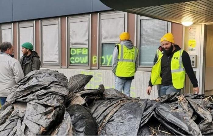 una trentina di agricoltori sono entrati con la forza e hanno danneggiato i locali dell'Ufficio francese per la biodiversità a Guéret