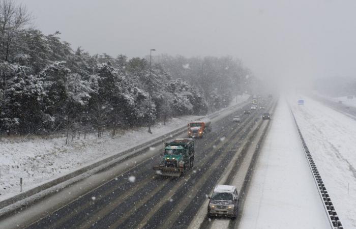 Persone in parti di 3 stati hanno chiesto di ritardare tutti i viaggi in mezzo alla tempesta invernale