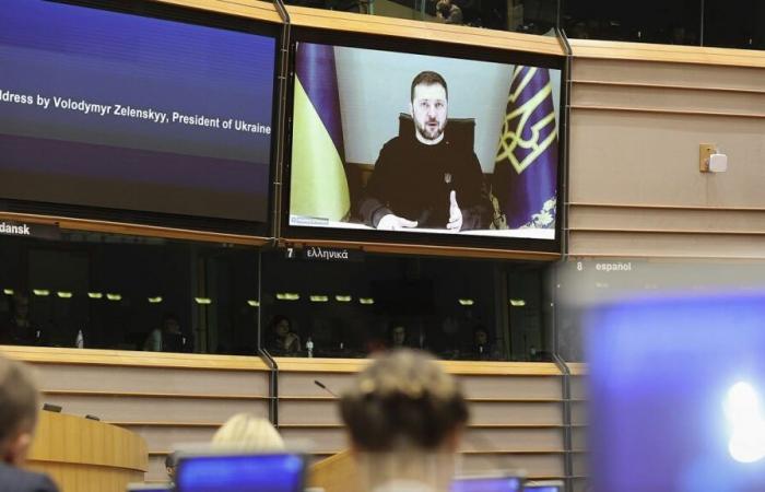 Nel millesimo giorno della guerra in Ucraina, Zelenskyj invita l’Ue ad aumentare la pressione su Mosca