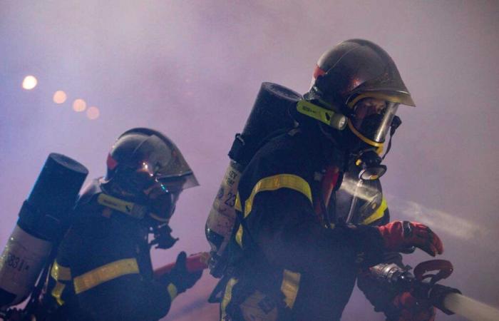 i vigili del fuoco salvano la vittima intrappolata nelle fiamme