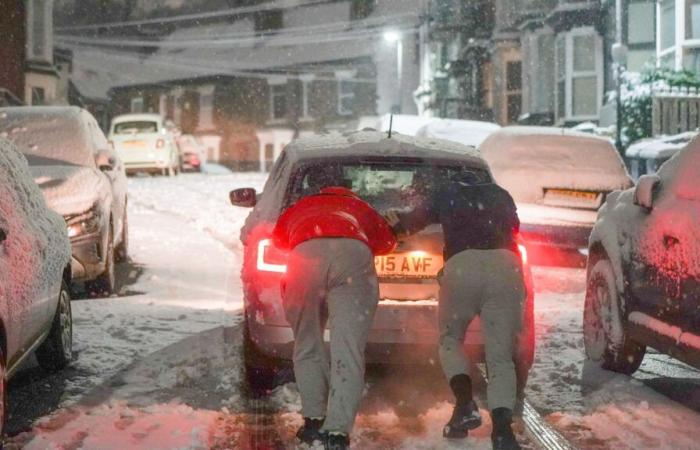 Le scuole chiudono e gli inglesi combattono contro strati di neve mentre le temperature scendono a -8°C con ulteriori 8 pollici di caduta causando una carneficina nei viaggi