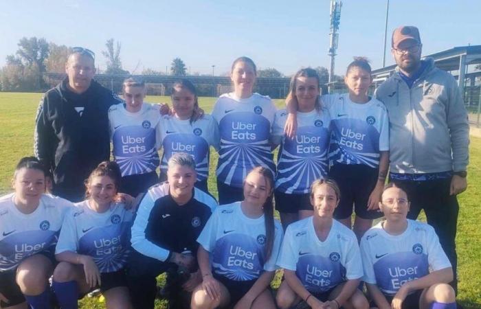 La squadra di calcio amatoriale dell’Hérault Ensérune FC equipaggiata con maglie professionali