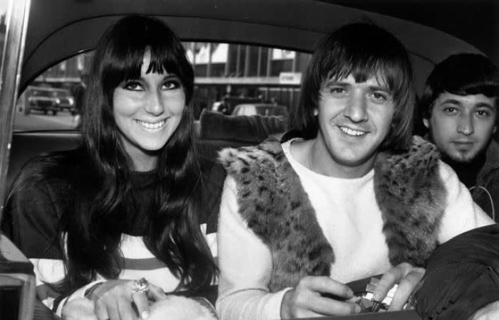 Cher è quasi saltata dal balcone a causa del “matrimonio senza amore” con Sonny Bono