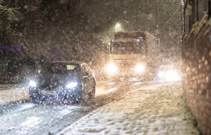 Le scuole chiudono e gli inglesi combattono contro strati di neve mentre le temperature scendono a -8°C con ulteriori 8 pollici di caduta causando una carneficina nei viaggi