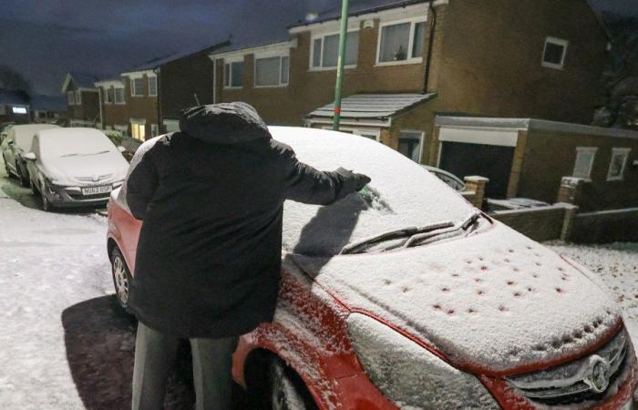 Le scuole chiudono e gli inglesi combattono contro strati di neve mentre le temperature scendono a -8°C con ulteriori 8 pollici di caduta causando una carneficina nei viaggi