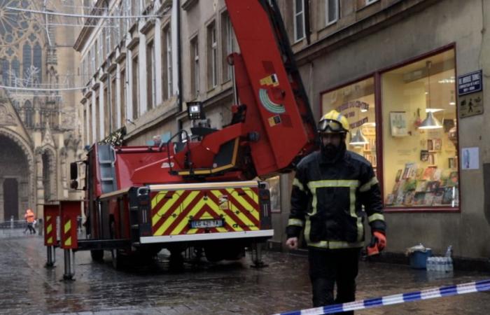 l’incendio è domato ma ancora sotto sorveglianza