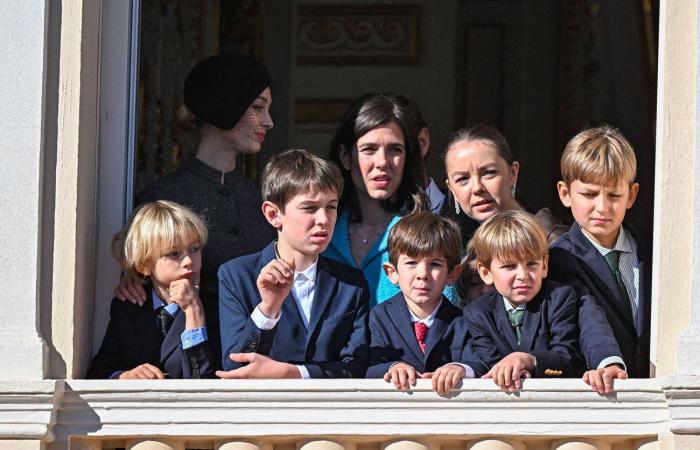 Jacques e Gabriella di Monaco al balcone con Alberto II e Charlene per assistere alla parata militare comprendente la Guardia Repubblicana