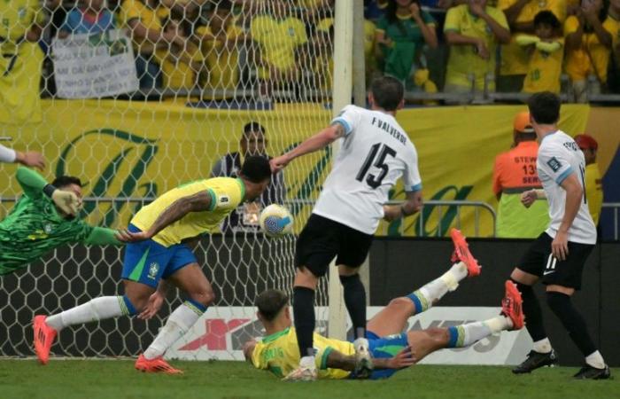 L’Argentina è tornata alla vittoria e guida le qualificazioni, seguita dall’Uruguay, che ha pareggiato il Brasile in visita