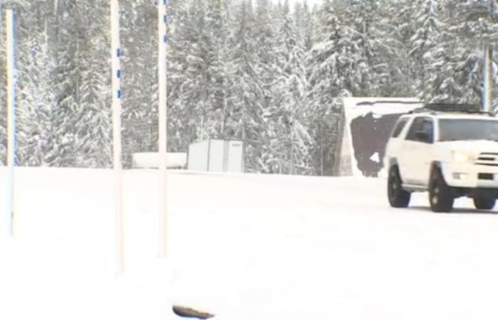 Gli autisti si incatenano per percorrere i passi Cascades in mezzo all’allarme tempesta di neve