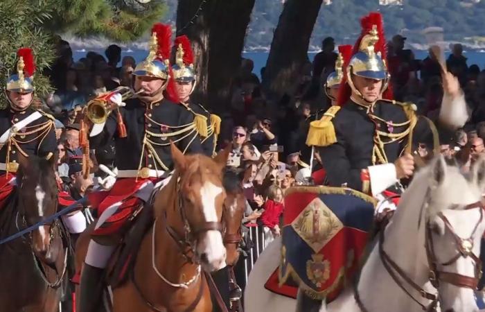 Jacques e Gabriella di Monaco al balcone con Alberto II e Charlene per assistere alla parata militare comprendente la Guardia Repubblicana