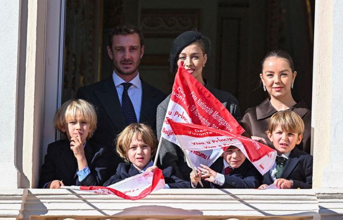 La principessa Carolina nonna felice con i suoi sette nipoti sul balcone del palazzo principesco