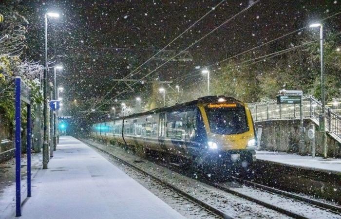 Le scuole chiudono e gli inglesi combattono contro strati di neve mentre le temperature scendono a -8°C con ulteriori 8 pollici di caduta causando una carneficina nei viaggi