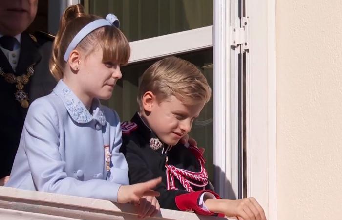 Jacques e Gabriella di Monaco al balcone con Alberto II e Charlene per assistere alla parata militare comprendente la Guardia Repubblicana