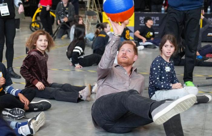 Il principe Harry gioca a sitting volley in Canada con gli studenti delle scuole elementari