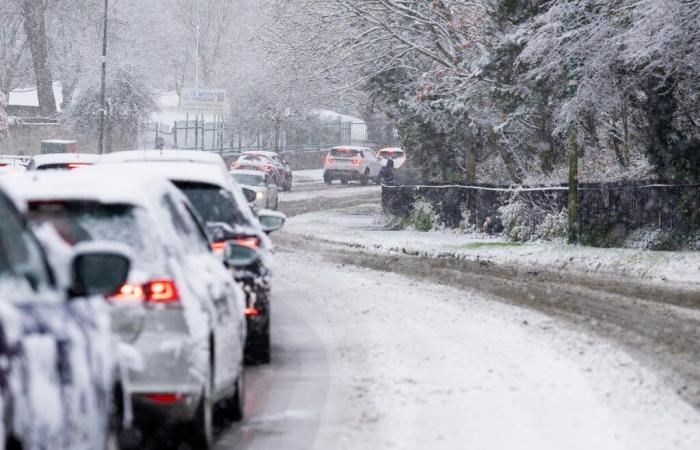 Meteo nel Regno Unito in tempo reale: il caos nei viaggi e la chiusura delle scuole aumentano mentre si prevede che cadano fino a 15 cm di neve in più