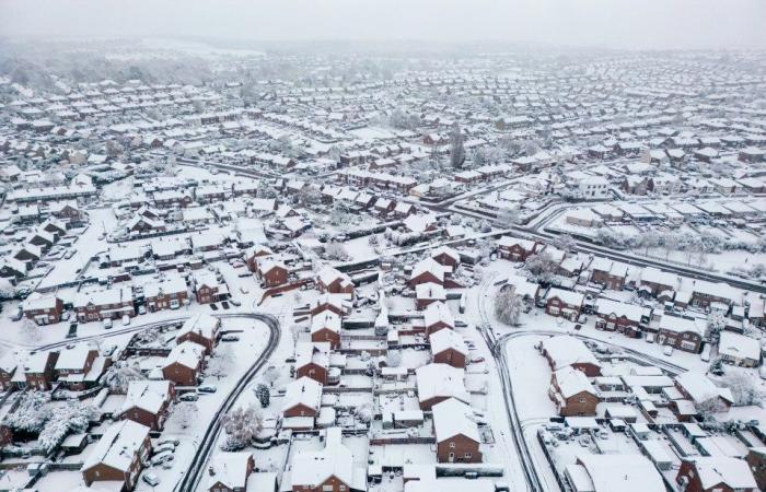 Le scuole chiudono e gli inglesi combattono contro strati di neve mentre le temperature scendono a -8°C con ulteriori 8 pollici di caduta causando una carneficina nei viaggi