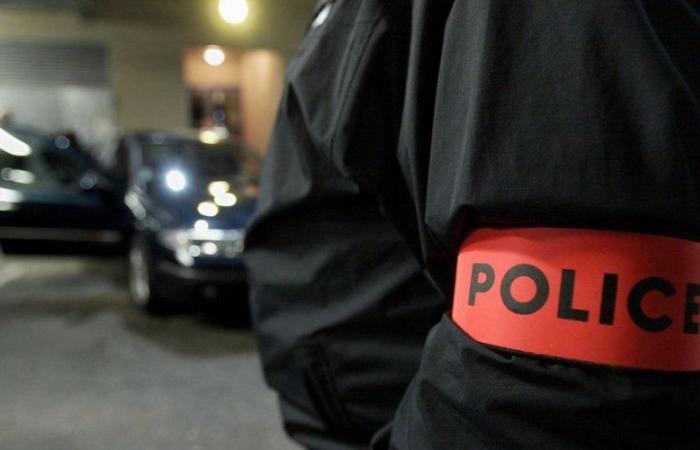 Un trentenne trovato morto a casa della compagna: messo in detenzione, il coniuge si proclama innocente e parla di “suicidio o incidente”