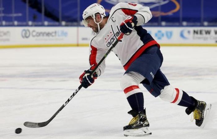 Ovechkin, ferito a una gamba, è a terra