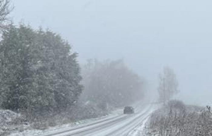 Meteo nel Regno Unito in tempo reale: il caos nei viaggi e la chiusura delle scuole aumentano mentre si prevede che cadano fino a 15 cm di neve in più