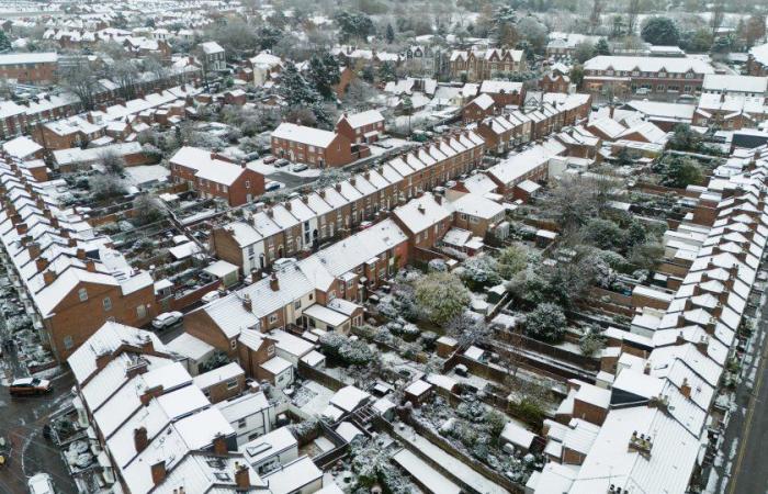 Le scuole chiudono e gli inglesi combattono contro strati di neve mentre le temperature scendono a -8°C con ulteriori 8 pollici di caduta causando una carneficina nei viaggi