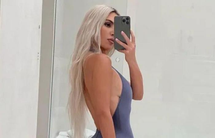 Kim Kardashian fa rivivere l'era dei capelli biondo ghiaccio nelle splendide foto di SKIMS X D&G