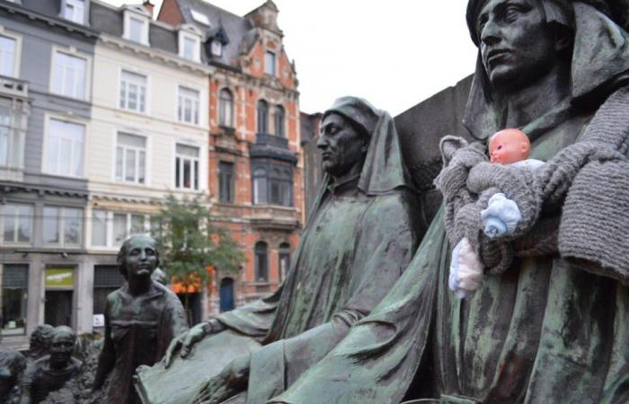 A Gand si celebra così la Giornata internazionale dell’uomo: alle statue viene regalata una fascia porta bebè (Gand)