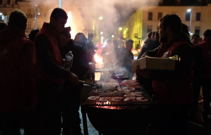 in Dordogna gli agricoltori organizzano un barbecue per far conoscere l'accordo con il Mercosur