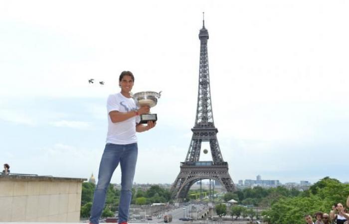 Una silhouette di 10 metri proiettata al Trocadéro, il gigantesco tributo di Nike a Rafael Nadal a Parigi