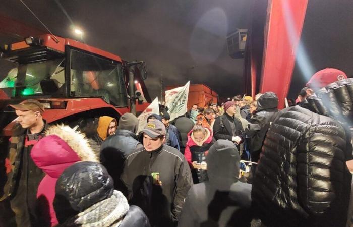 Pannelli abbattuti, blocchi, falsi radar… la mobilitazione sta guadagnando slancio