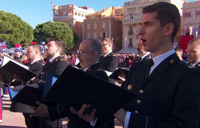 Jacques e Gabriella di Monaco al balcone con Alberto II e Charlene per assistere alla parata militare comprendente la Guardia Repubblicana