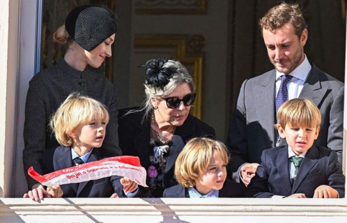 La principessa Carolina nonna felice con i suoi sette nipoti sul balcone del palazzo principesco