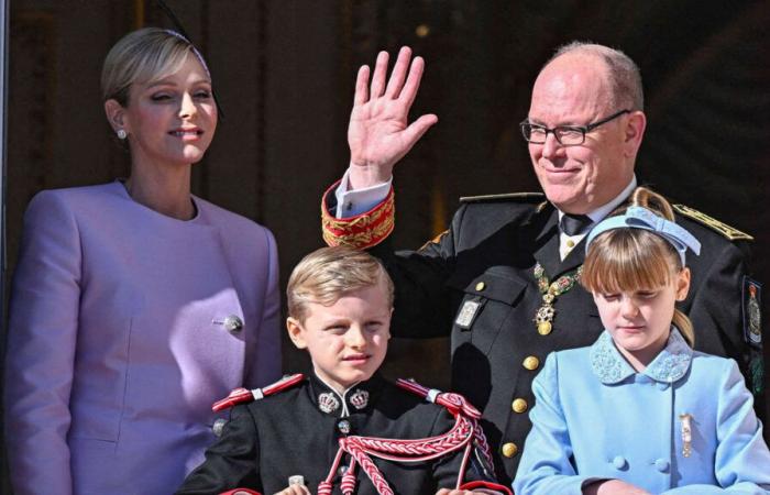 Jacques e Gabriella di Monaco al balcone con Alberto II e Charlene per assistere alla parata militare comprendente la Guardia Repubblicana