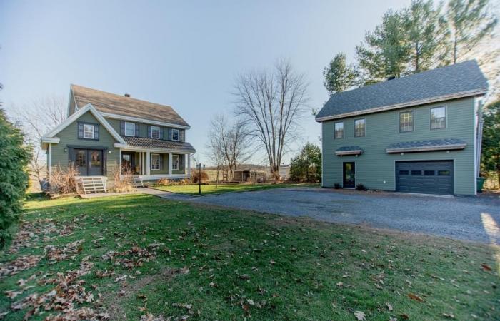 Elegante cottage confinante con uno specchio d’acqua in uno sfondo di tranquillità rurale