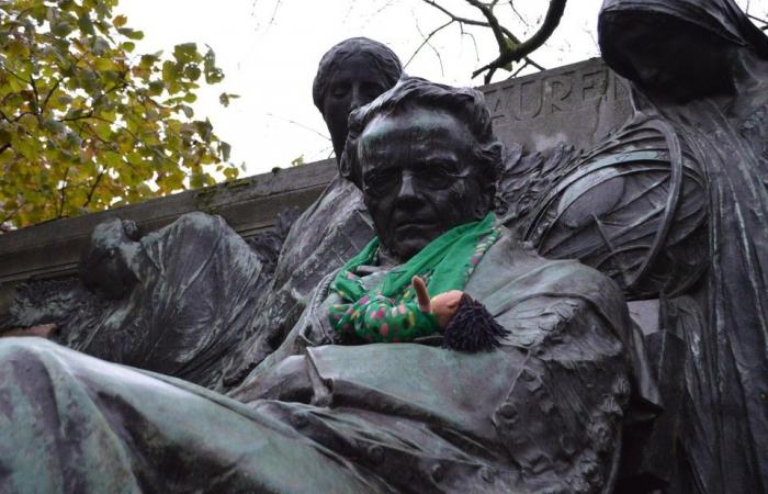 A Gand si celebra così la Giornata internazionale dell’uomo: alle statue viene regalata una fascia porta bebè (Gand)