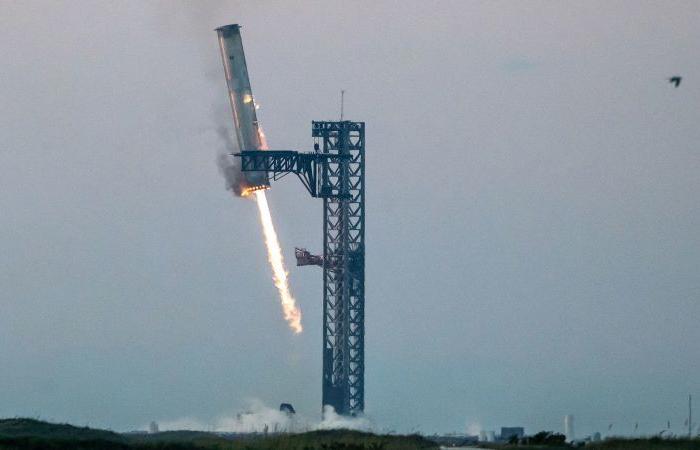 Lancio del volo Starship 6: SpaceX tenta l’atterraggio di un razzo sulla torre “Mechazilla”.