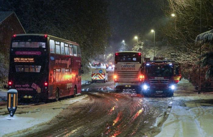 Le scuole chiudono e gli inglesi combattono contro strati di neve mentre le temperature scendono a -8°C con ulteriori 8 pollici di caduta causando una carneficina nei viaggi