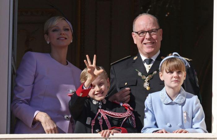 Il solenne Alberto, la raggiante Charlène, il sorridente Jacques… I Grimaldi si riuniscono per la festa nazionale