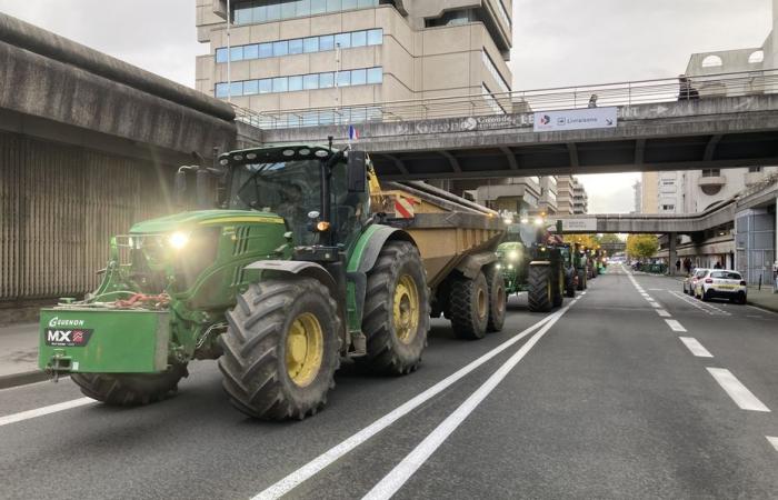 Trattori del Coordinamento rurale installati davanti alla prefettura della Gironda